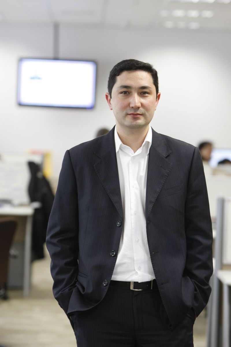 Caio Doi, do centro de tecnologia global do HSBC, em Curitiba: empresa adotou dias em que os funcionários praticam o inglês no ambiente de trabalho | Daniel Castellano/ Gazeta do Povo