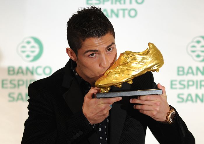 O português Cristiano Ronaldo recebe seu segundo troféu da Chuteira de Ouro - o primeiro foi em 2008 pelo Manchester United | Dani Pozo/ AFP