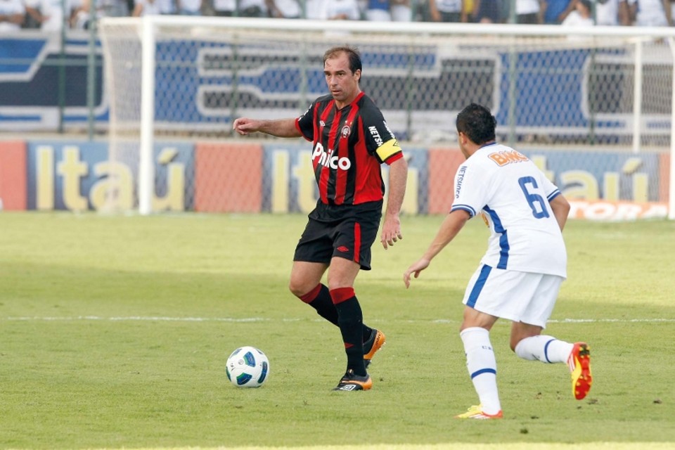 Paulo Baier é marcado por Diego Renan: gol do capitão mal anulado atrapalhou os planos do Atlético | Antonio More/ Gazeta do Povo