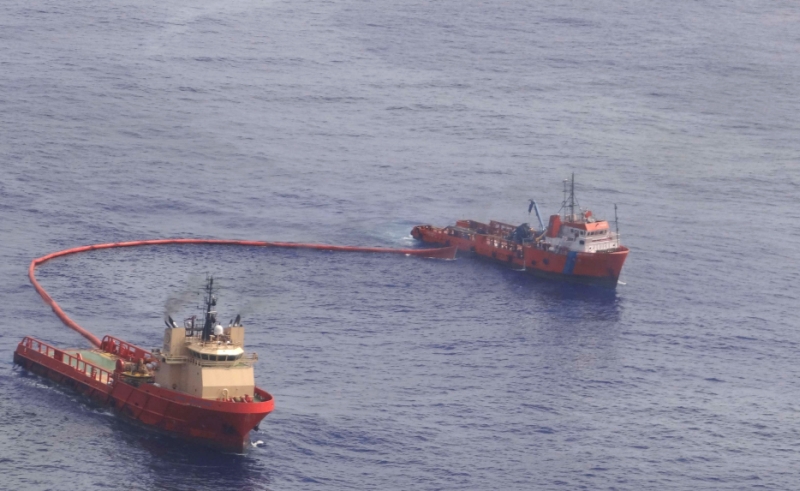 Segundo a companhia Chevron, 18 navios trabalham na contenção do óleo que vazou do poço de perfuração no Campo do Frade, na Bacia de Campos | Divulgação/Chevron