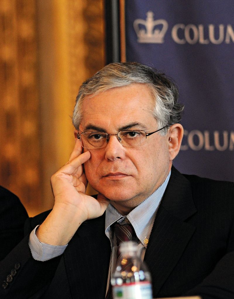 Lucas Papademos é o favorito para ser o novo líder grego, mas ele teria feito várias exigências para aceitar o cargo, como um período maior no poder | Stan Honda/AFP