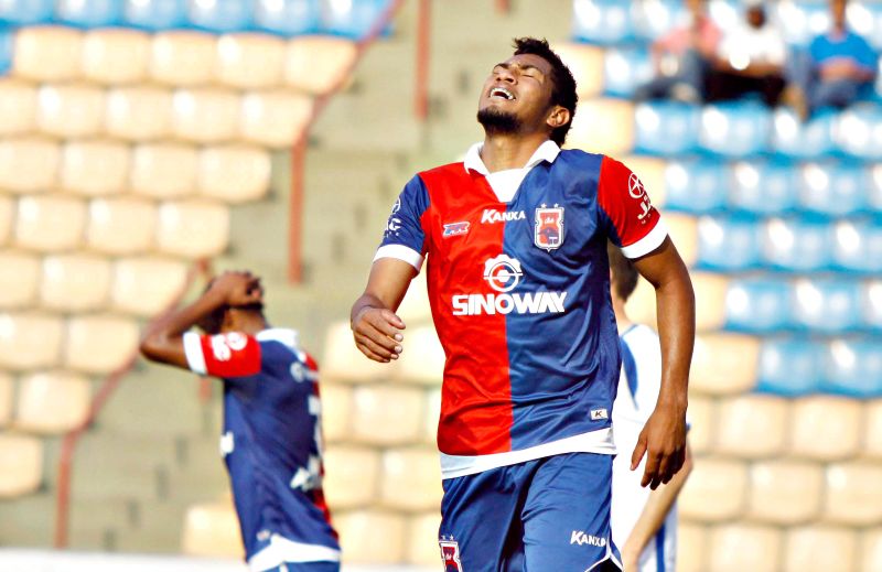 O paranista Hernane lamenta lance contra o Barueri. Agora são 12 jogos sem o Tricolor vencer os paulistas | Marcos Bezerra/Futura Press