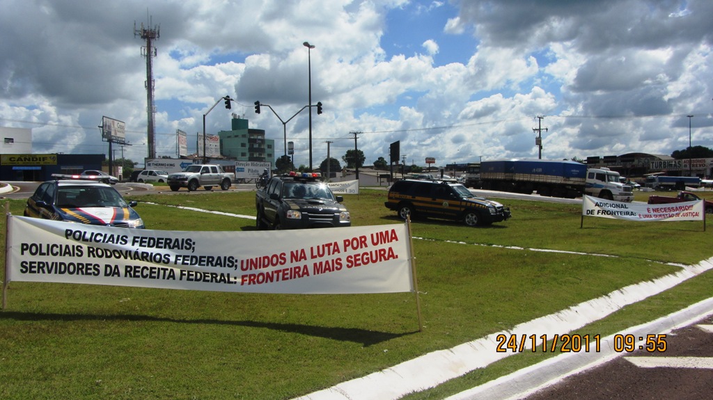 Faixas foram colocadas no Trevo Cataratas, em Cascavel, para destacar as exigências da classe | Divulgação / Sinpef-PR