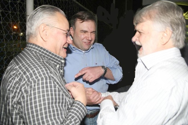O papo estava animado entre os empresários Sérgio Prosdócimo (à esq.) e Salomão Soifer (à dir.) no aniversário do deputado estadual Ney Leprevost. Ele comemorou seus 38 anos com uma costela no chão na noite de quinta-feira passada na sede da Associação dos Delegados da Polícia Federal, em Santa Felicidade |