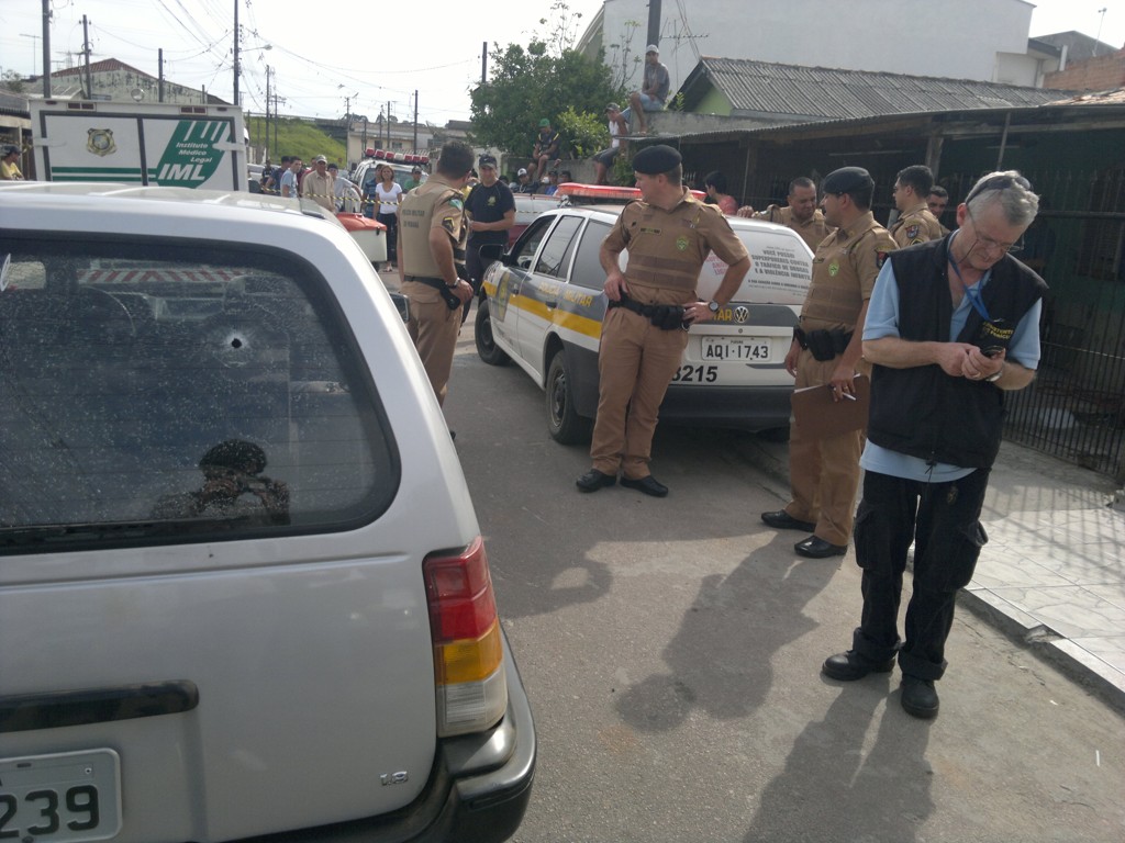 Jovem foi morto na rua de casa; Veículo que passava foi atingido por balas perdidas