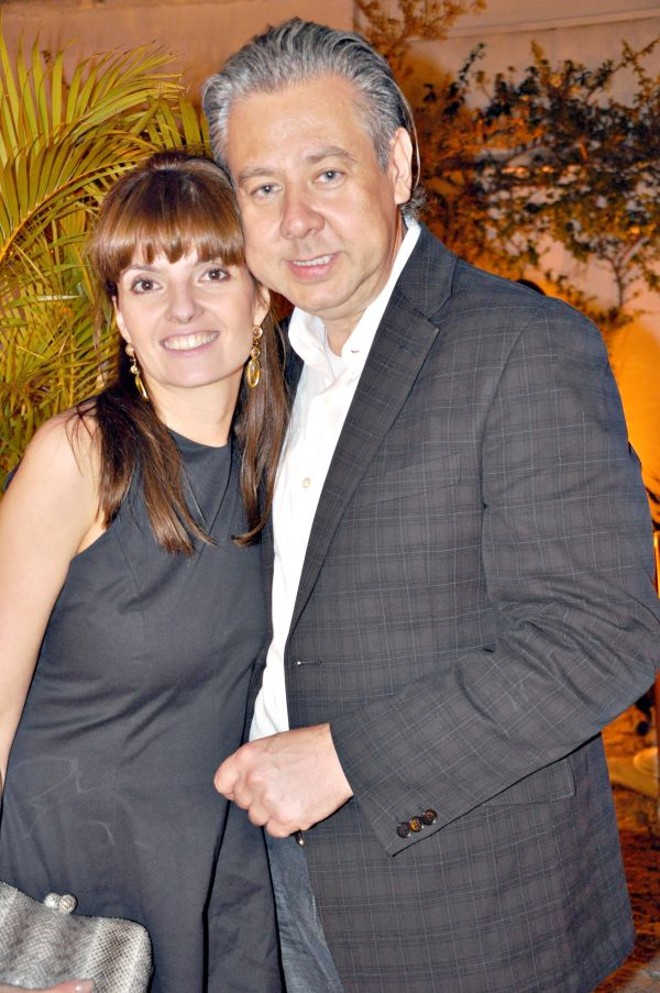 Eduardo Mourão, anfitrião de elegante festa de Natal, na semana. Na foto com a designer de joias Silvia Doring | 