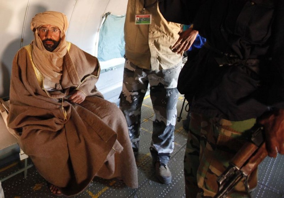 Saif al-Islam sendo transportado de avião após sua prisão | REUTERS/Ismail Zitouny