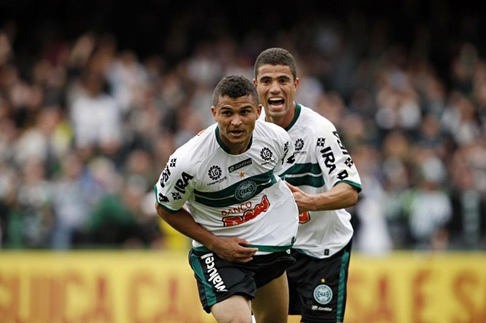 Maranhão corre para comemorar com Leonardo: autores dos dois gols alviverdes | Albari Rosa/ Gazeta do Povo