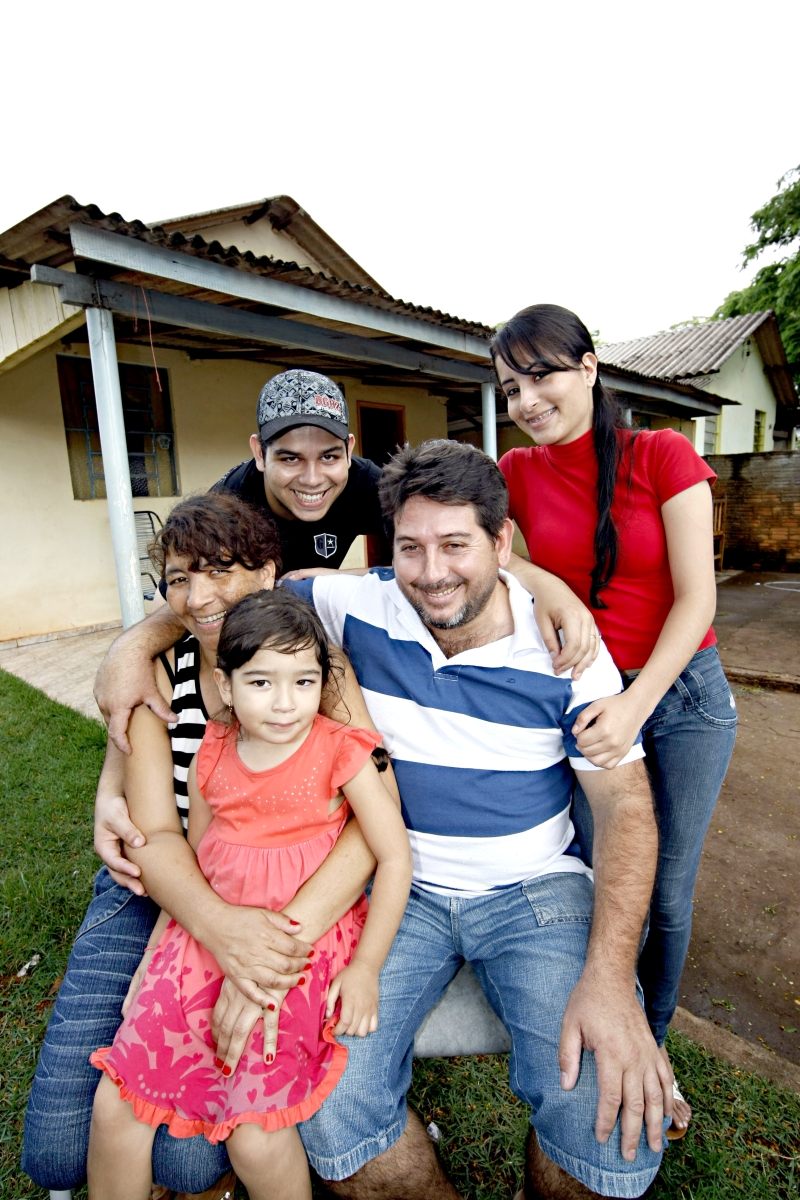 José Carlos Antunes com Edileide, os filhos Mirian e Michael e a neta Eduarda: retorno para São Jorge do Patrocínio atraídos pela qualidade de vida | Fotos: Albari Rosa/ Gazeta do Povo