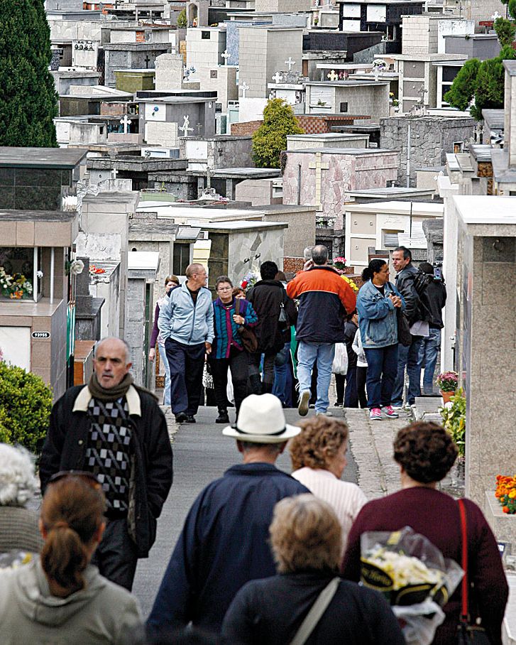 Movimentação no Cemitério Água Verde, na capital, começou antes das 8 h | Felipe Rosa / Gazeta do Povo
