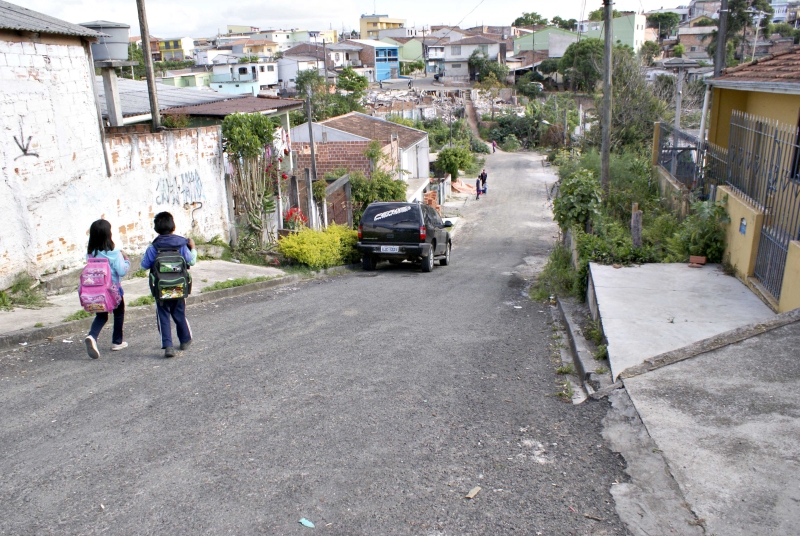 Rua na Vila Sabará onde o adolescente Maicon Patrício foi assassinado: povo diz que três ainda devem tombar até o fim desta semana | Fotos: Marco André Lima/ Gazeta do Povo