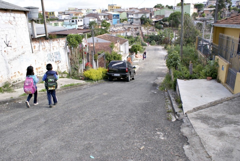 Rua na Vila Sabará onde o adolescente Maicon Patrício foi assassinado: povo diz que três ainda devem tombar até o fim desta semana | Fotos: Marco André Lima/ Gazeta do Povo