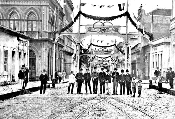 Em 1905 a Rua XV de Novembro, enfeitada com arcos em honra a Vicente Machado, em sua volta da Europa | Acervo histórico CD