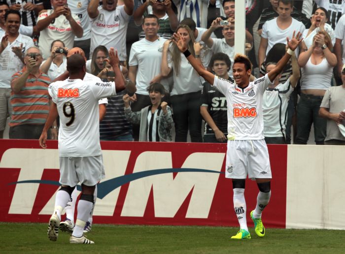 Neymar comemora com Borges o primeiro gol do Peixe na vitória sobre o Vasco | Rogério Soares / A Tribuna de Santos