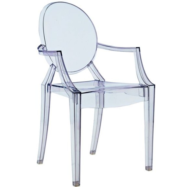 Modelo original da cadeira Louis Ghost, da Kartell, produzida pelo designer Philippe Starck | 