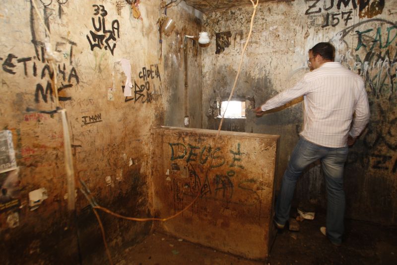 Fuga de presos da delegacia de Alto Maracanã, em Colombo. Dos 24 presos que estavam amontoados dentro da cela, 18 conseguiram escapar | Aniele Nascimento / Agência de Noticias Gazeta do Povo