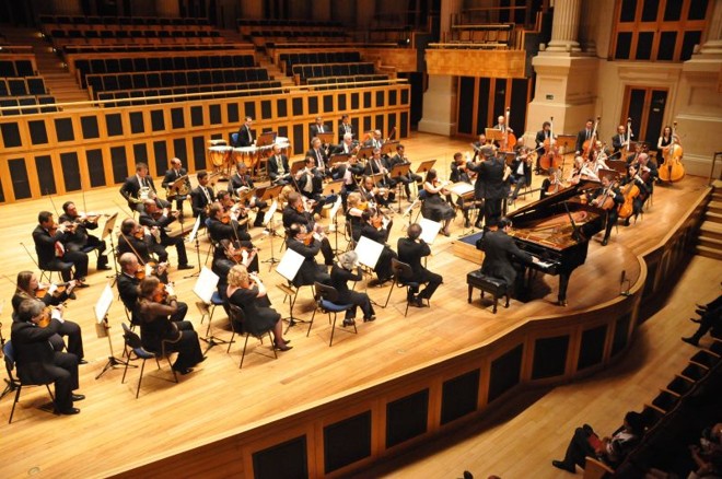 A emoção tomou conta do maestro Osvaldo Ferreira e dos músicos da Orquestra Sinfônica do Paraná, que se apresentou ontem pela primeira vez na Sala São Paulo, na capital paulista, sendo efusivamente aplaudida ao término do espetáculo. O concerto, que comemorou o primeiro aniversário da marca GRPCom, teve participação do pianista Alvaro Siviero, que após a apresentação fez um apelo para que a OSP continue a se apresentar em salas fora da capital paranaense. 