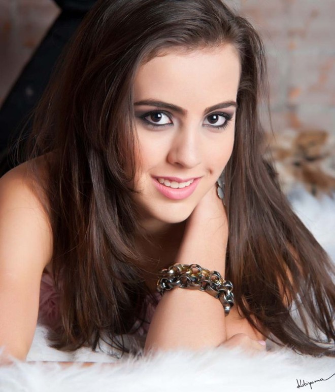 Debutante- A bela Ana Luísa, filha de Heloísa (Ihle Garcia) e Donizetti Dimer Giamberardino Filho, foi uma das belas debutantes do Clube Curitibano | 