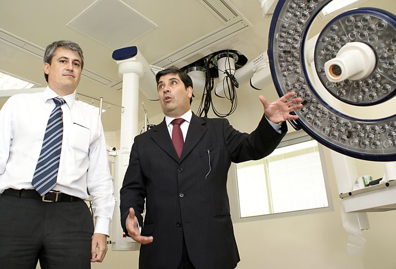 Marco Antônio Barbosa Cândido, superintendente da APC, e Claudio Enrique Lubascher, diretor geral do Marcelino Champagnat: novo hospital trará equilíbrio às contas do grupo Aliança Saúde | Marco André Lima/Gazeta do Povo
