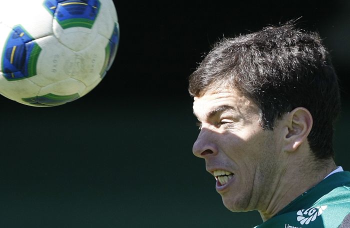 Leandro Donizete voltou a treinar com bola nesta quinta-feira depois de um mês no departamento médico | Jonathan Campos / Gazeta do povo