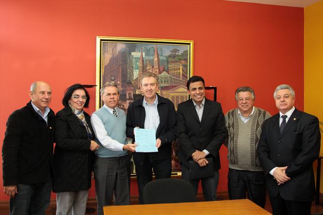 Ducci recebeu das mãos dos vereadores, nesta quinta-feira, o projeto de revisão da Lei Orgânica de Curitiba | Cesar Brustolin/SMCS/Divulgação