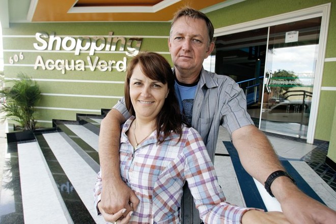 De volta ao Paraná, Carlos e Ana Cláudia Lopata construíram um centro de compras com 24 lojas e montaram uma empresa de terraplanagem |