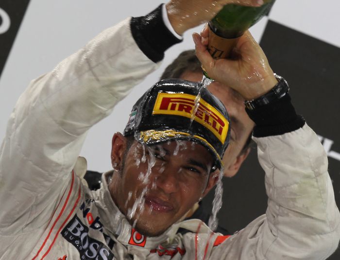 Banho de champanhe para Lewis Hamilton nos Emirados Árabes | Karim Sahib/ AFP