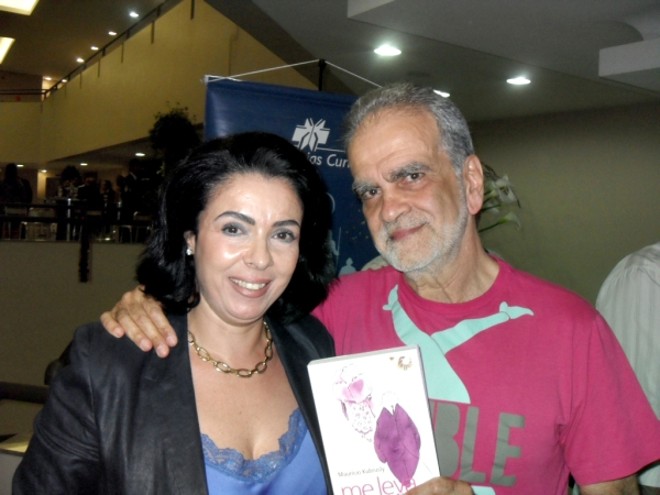 Déborah Kubrusly foi prestigiar seu primo Maurício Kubrusly, que veio dar palestra e lançar seu livro Me Leva Mundão, na Fiep |
