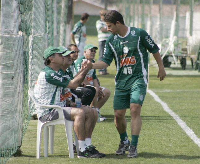 Leonardo cumprimenta o técnico Marcelo Oliveira: jogador no caminho de garantir a vaga de centroavante | Marco André Lima/ Gazeta do Povo