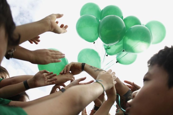 Crianças soltaram balões verdes durante protesto | 