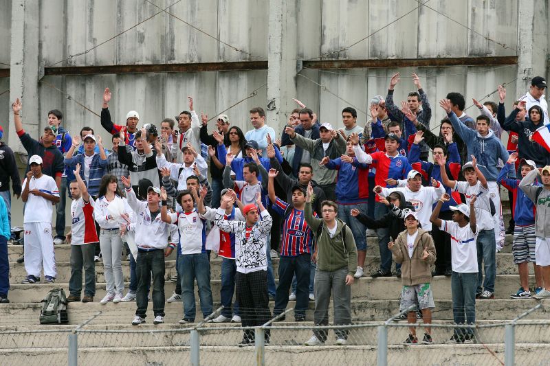 Torcida do Paraná em ação na Vila Capanema: média de público do time é de apenas 3.758 torcedores por partida, inferior à do campeonato (5.610) | Hedeson Alves/ Arquivo/Gazeta do Povo