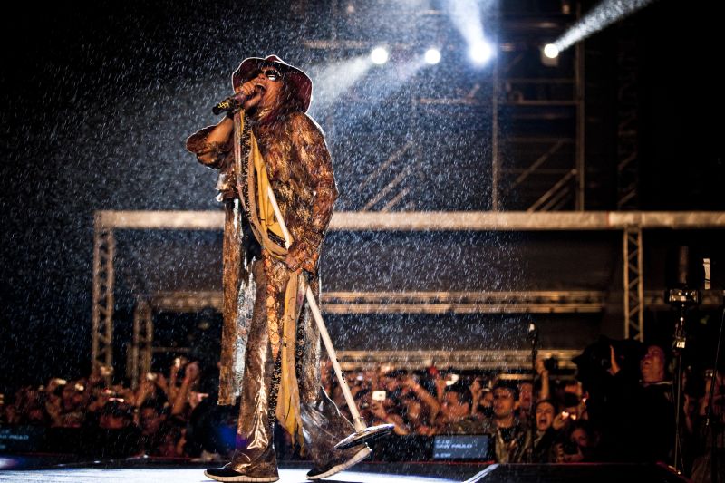 Steven Tyler não desanimou com a chuva de São Paulo nem com hematomas de queda recente e fez show com muitos clásicos | Adriano Vizoni/Folhapress