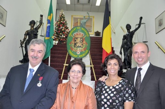 Casais, João e Regina Casillo, Alexandra Costa e o cônsul-geral da Bélgica em São Paulo, Peter Claes, na homenagem a Casillo com o título de 