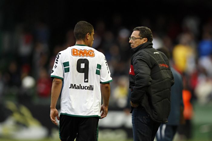 Vanderlei Luxemburgo encara o atacante Leonardo, do Coritiba, que estava sendo substituído por Bill: técnico elogiou o Coxa | Albari Rosa/ Agência de Notícias Gazeta do Povo