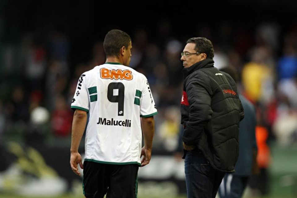 Vanderlei Luxemburgo encara o atacante Leonardo, do Coritiba, que estava sendo substituído por Bill: técnico elogiou o Coxa | Albari Rosa/ Agência de Notícias Gazeta do Povo