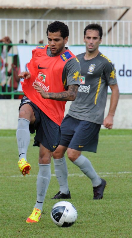 Daniel Alves (de laranja) foi o único jogador aclamado pelos gabonenses | Wils Yanick Maniengui/AFP