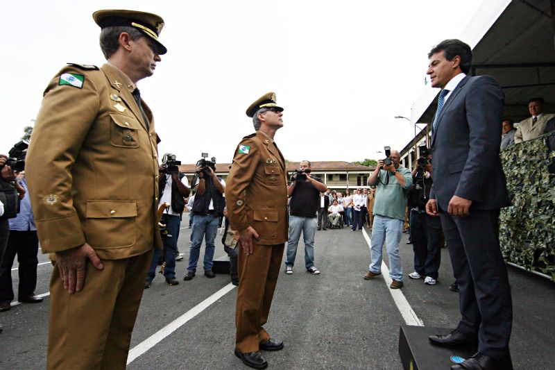O comandante da PM do Paraná, Roberson Bondaruk, com o governador Beto Richa na cerimônia de posse. | Felipe Rosa/Gazeta do Povo
