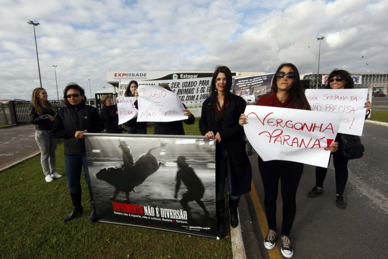 Manifestantes protestaram em frente ao Expotrade, em Pinhais, contra o uso de animais em rodeios | Albari Rosa/Agência de Notícias Gazeta do Povo