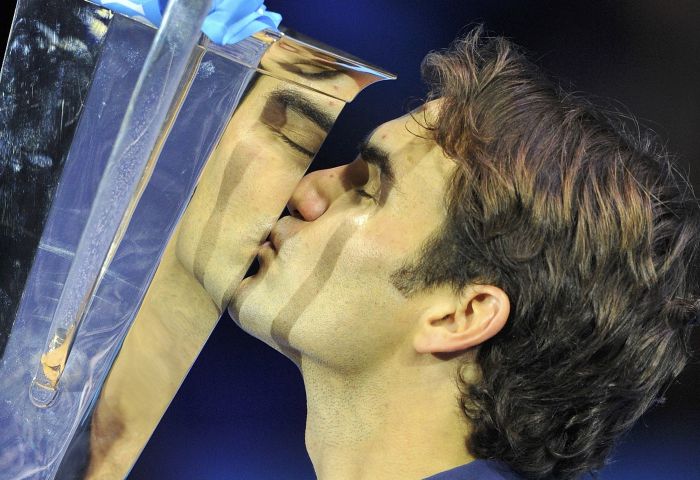 Federer com o troféu do ATP Finals, o sexto que o tenista suíço conquista | Reuters