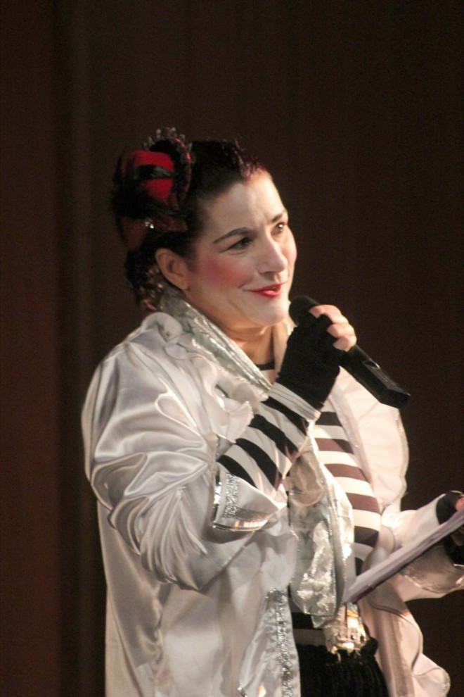 A artista Tânia Piazzetta trabalha com estudantes em vulnerabilidade |