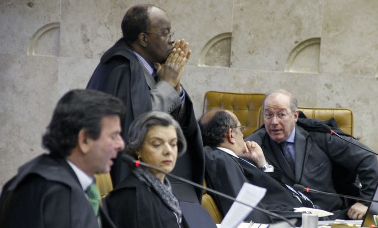 Da esq. para a dir.: Luiz Fux, Cármen Lúcia, Joaquim Barbosa (em pé), Gilmar Mendes e Celso de Mello durante a sessão do STF que derrubou a ação da oposição contra o reajuste do mínimo por decreto presidencial até 2015 | Gervásio Baptista/STF