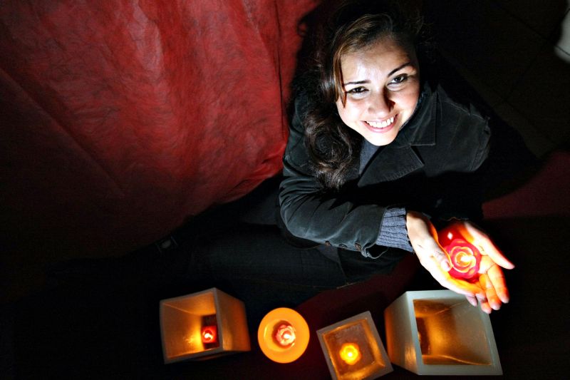 Com um crédito de R$ 700, a artesã Lucinéa Cordeiro investiu na fabricação de velas artesanais. Hoje ela atende a pedidos de grandes hotéis de Curitiba | Marcelo Elias/ Gazeta do Povo