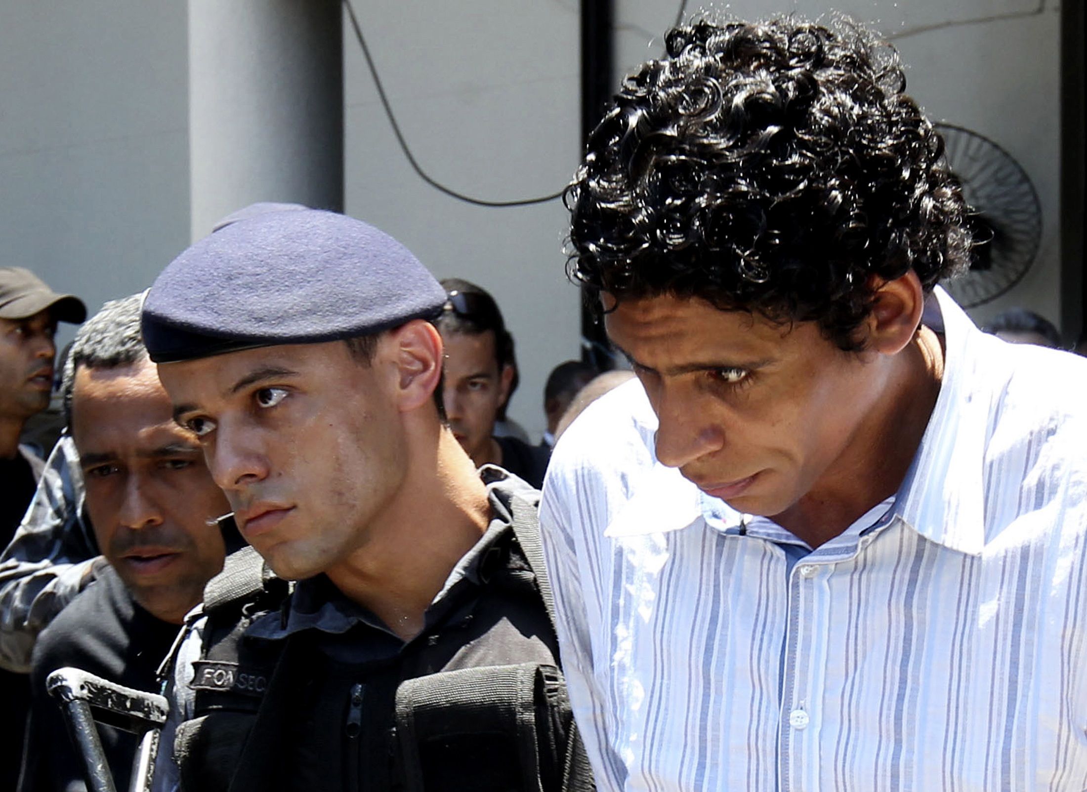 Soldados levam Nem, líder do tráfico de drogas da Rocinha, à sede da polícia | REUTERS/Stringer