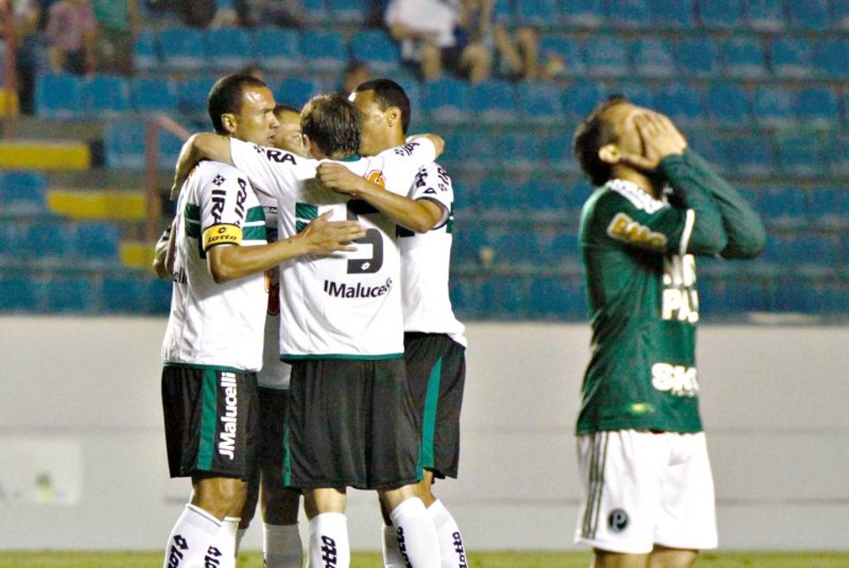 Jogadores do Coritiba comemoram vitória sobre o desmantelado Palmeiras. Triunfo, apenas o terceiro fora de casa, serviu para reacender a esperança da Libertadores | Marcos Bezerra/Futura Press