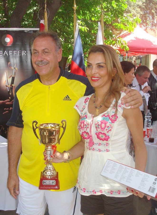 Vitória no Chile- A curitibana Monica Gulin foi a grande campeã do Torneio Internacional de Tênis Sênior Alfredo Trullenque, que aconteceu em Santiago, no Chile, no começo do mês. Tendo vencido todos os jogos que disputou, a bela Mônica, que é a atual campeã brasileira da categoria e 20ª do ranking mundial, recebeu o troféu de Roberto Solaris |