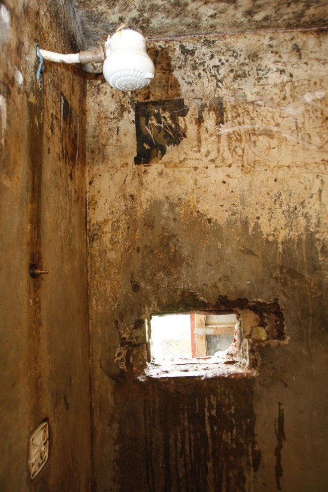 Buraco aberto durante a madrugada por presos em Colombo. Dezoito dos 24 presos conseguiram escapar |