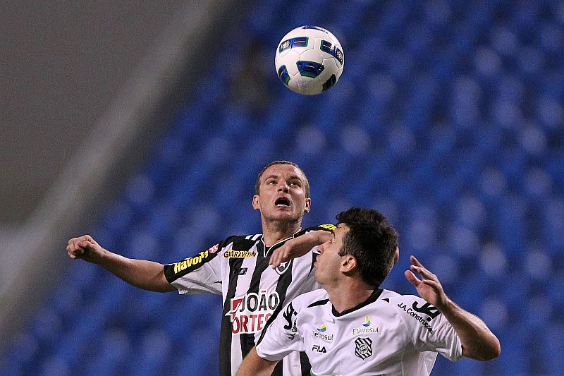 Derrota em casa distancia Botafogo da briga pela taça | Sátiro Sodré / AGIF