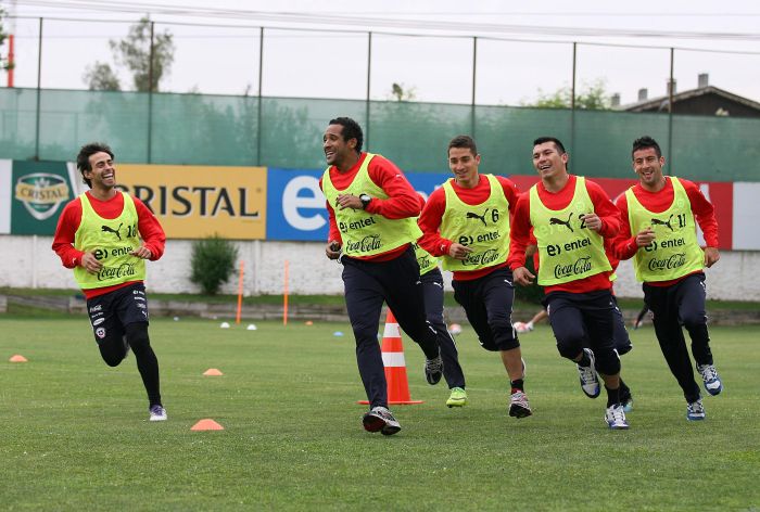 Valdivia (esq.) durante o treino da seleção chilena na véspera de ser cortado por indisciplina | Carlos Parra/ EFE