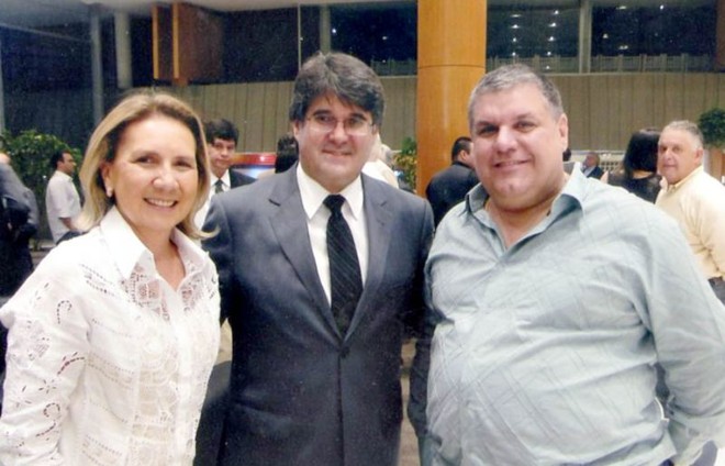 Encontro concorrido -No jantar de confraternização oferecido pelo deputado Hermas Brandão Junior, no Duetto Wine Restaurant, registramos a presença da presidente do IPCC, Helena Pereira de Oliveira, do secretário de Estado da Administração e Previdência, Luiz Eduardo Sebastiani, e do jornalista Ruy Barrozo |