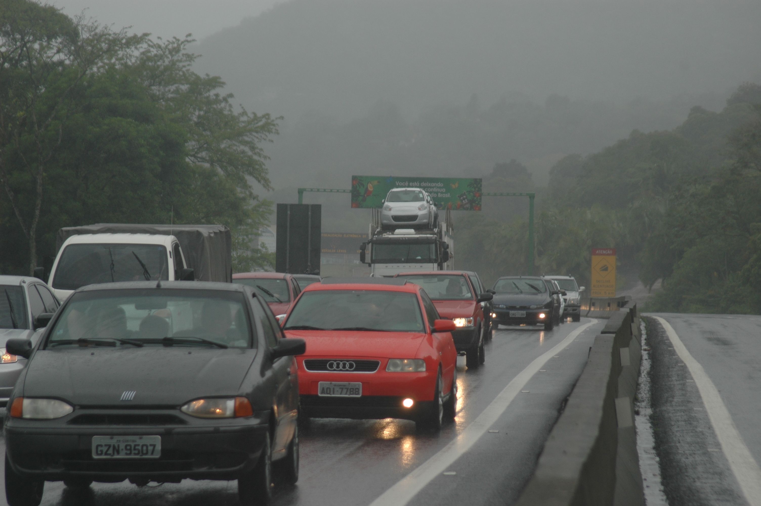 Foto tirada as 4h15, horário de início do pico, no KM 37 da BR 277 sentido Curitiba. | Oswaldo Eustáquio / Gazeta do Povo